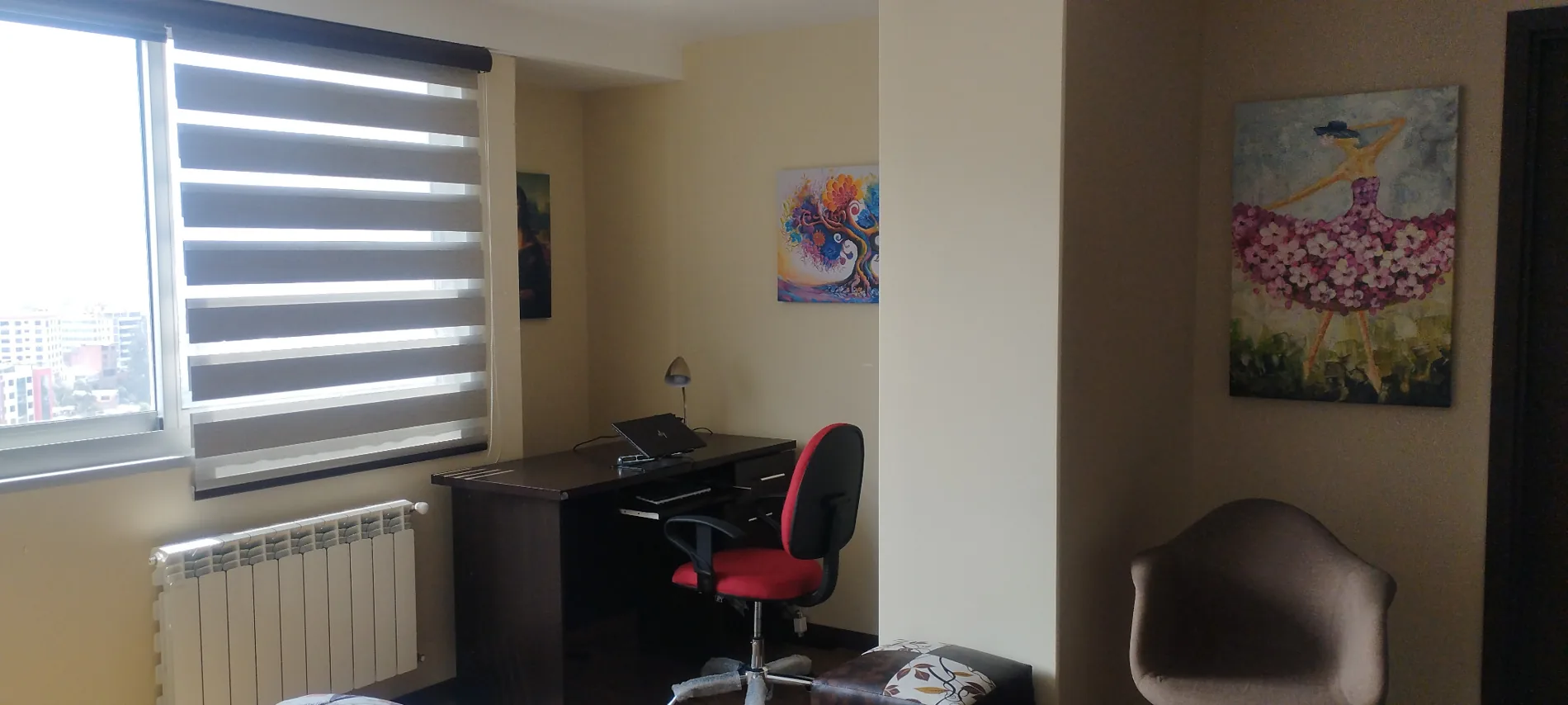 Salón con sofá cama y espacio para estar y trabajar