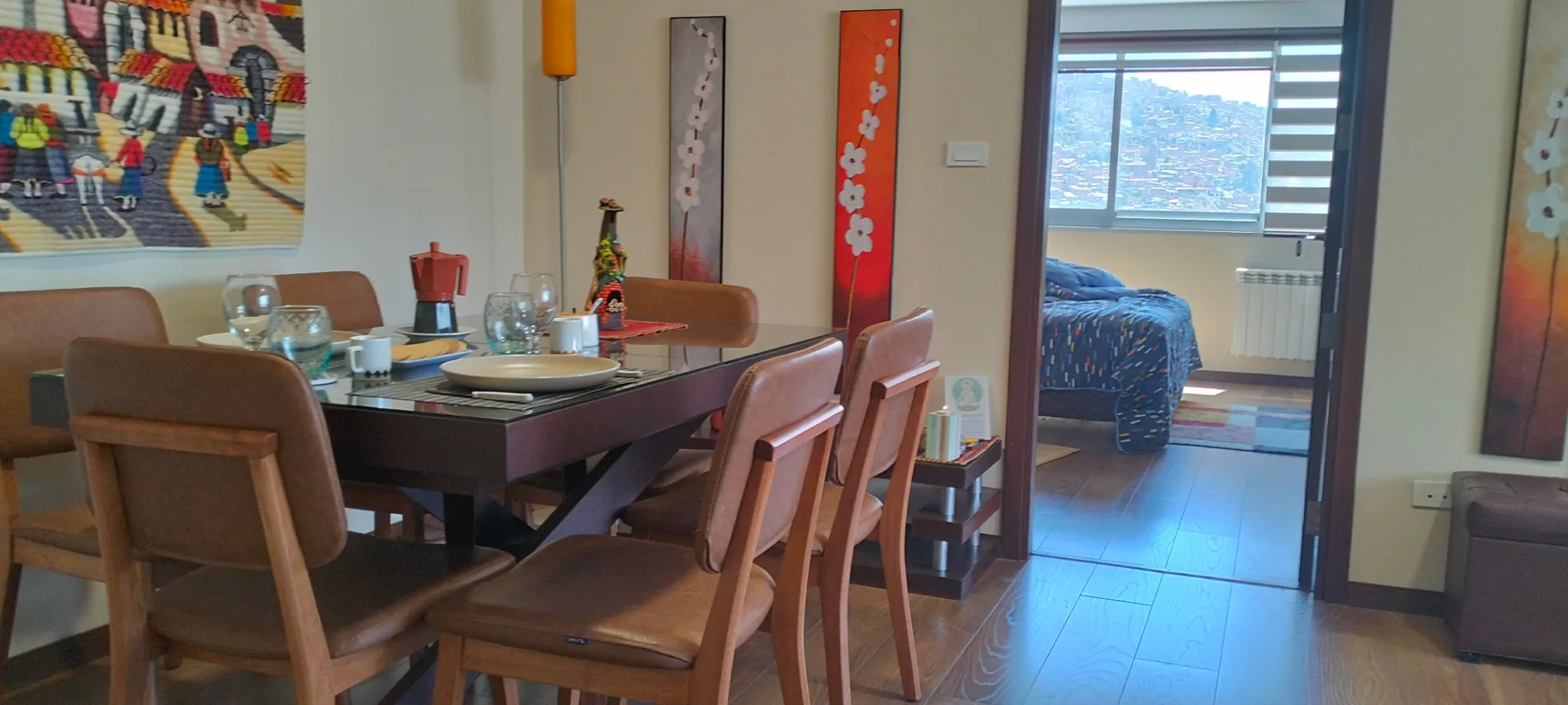 Mesa de comedor para seis personas con radiador