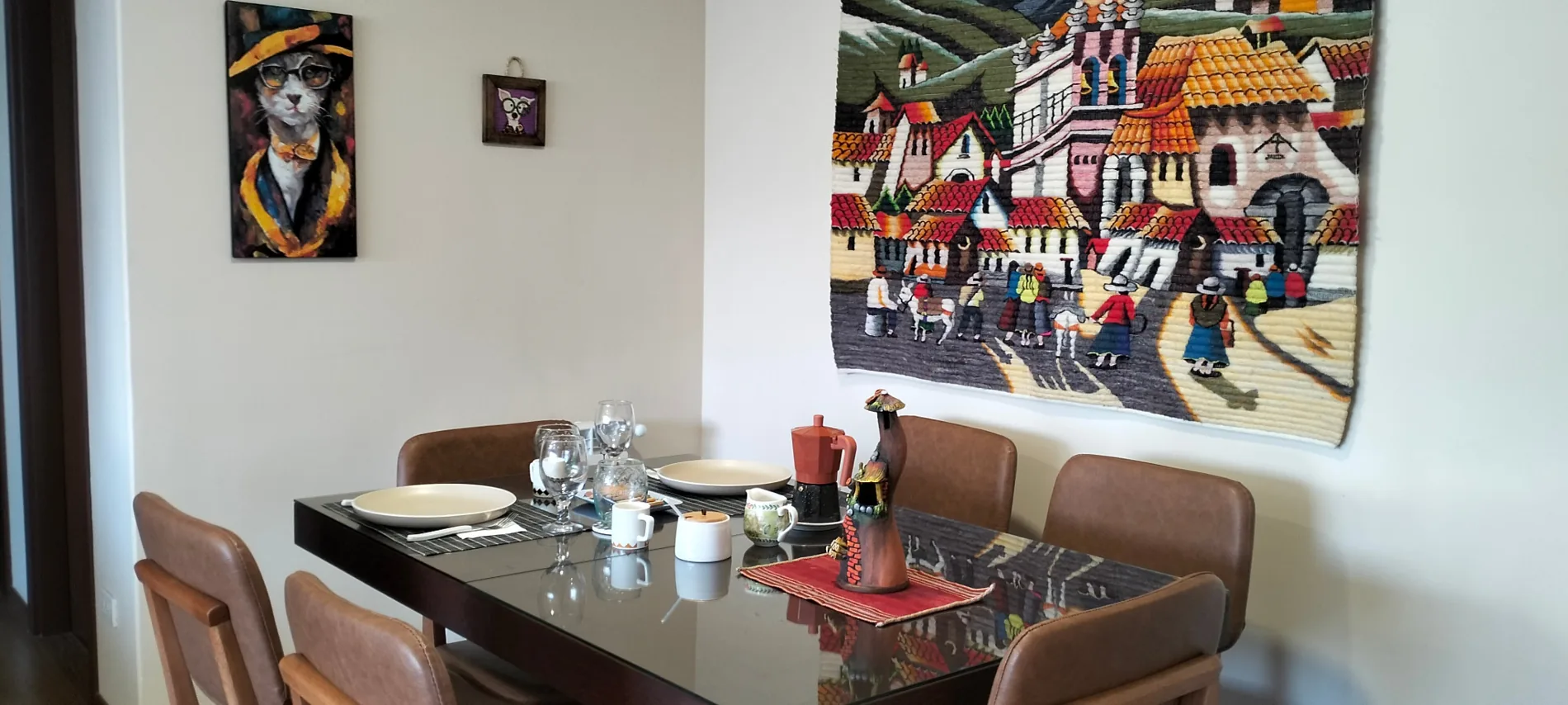 Comedor con mesa para seis personas y tapiz boliviano