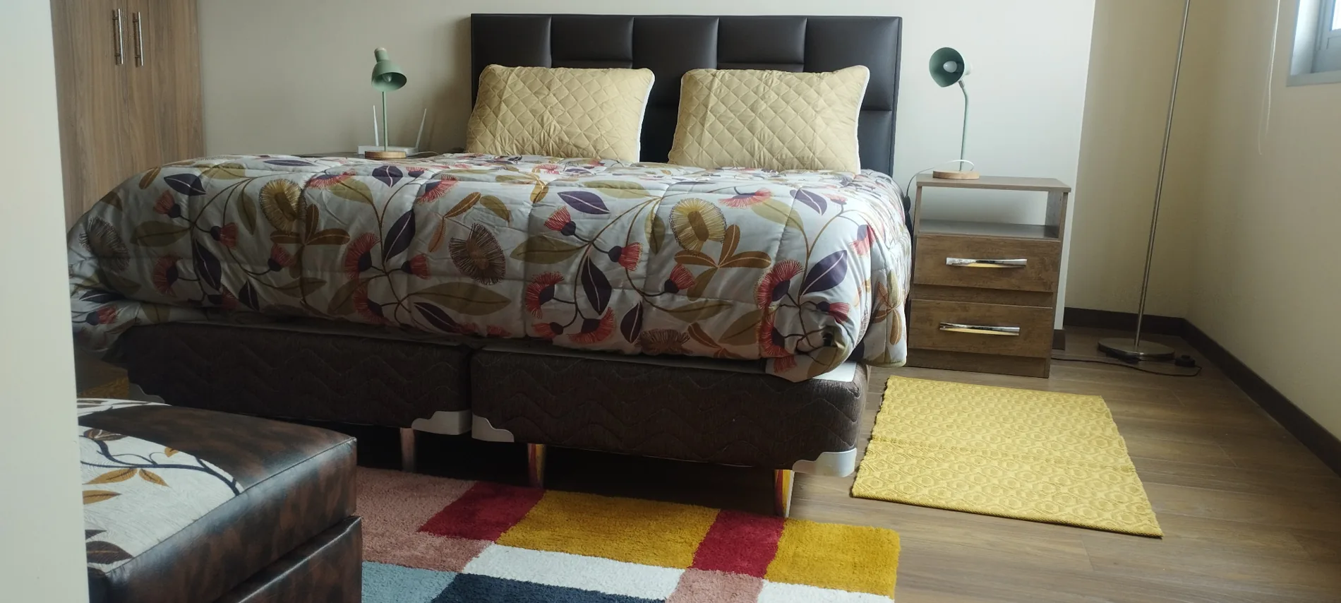 Cama del dormitorio principal con ropa de cama incluida