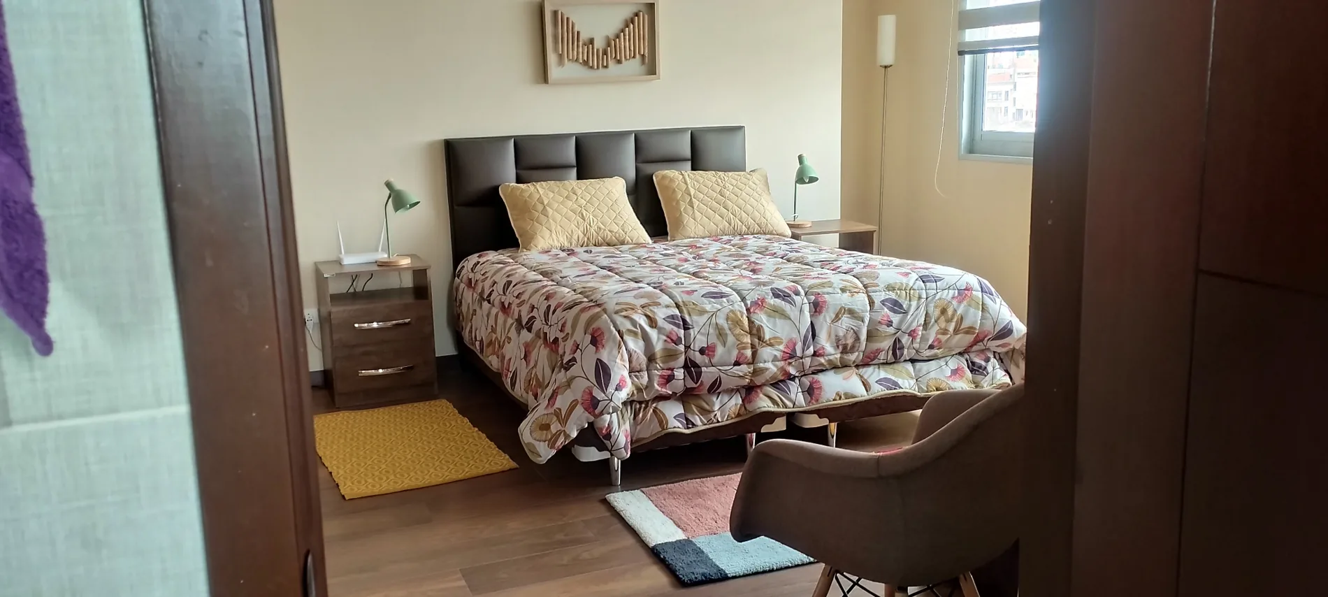 Dormitorio principal con escritorio, ventana amplia, radiador y armarios